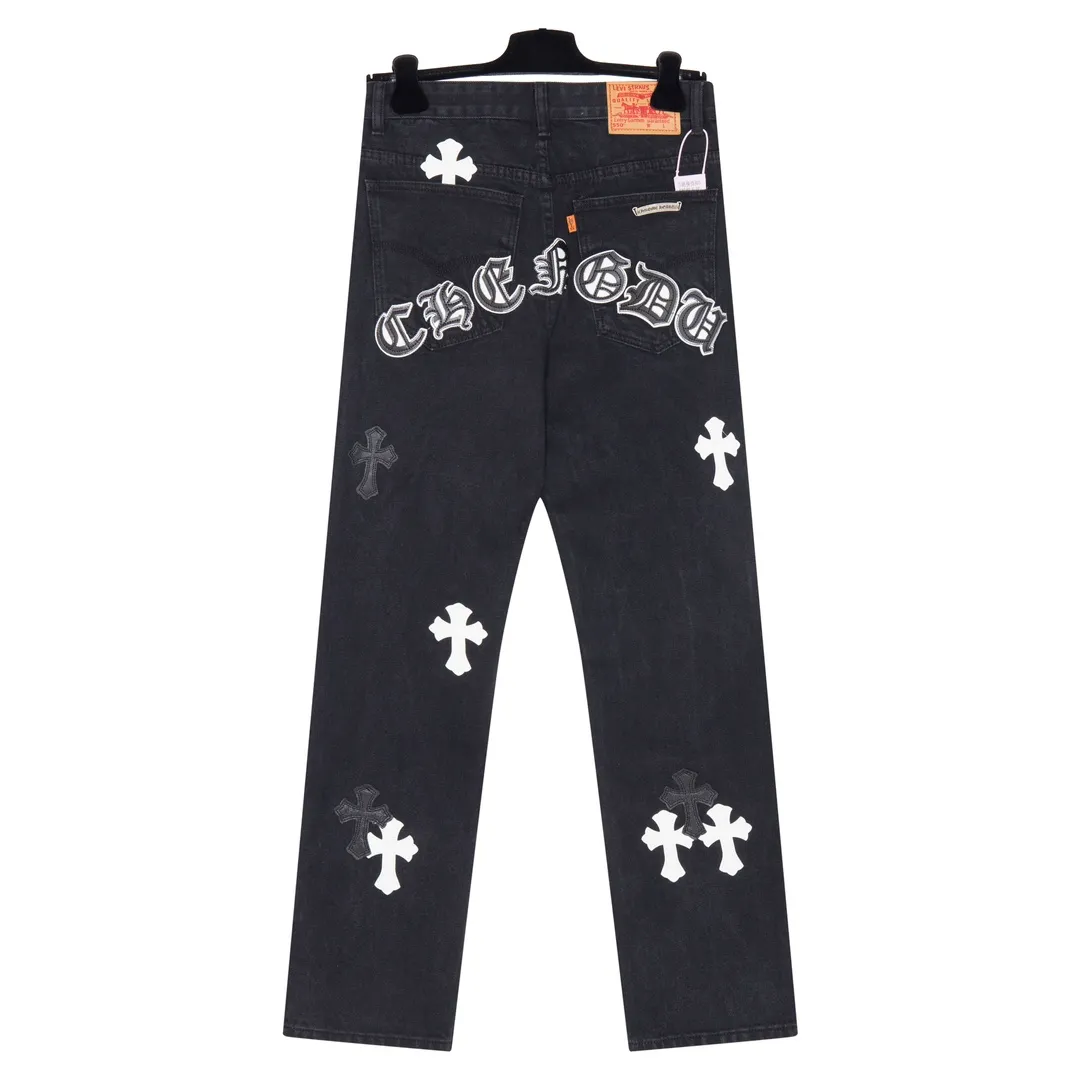 P260 [Next day] Chrome Hearts | Chrome Hearts CH city limited series Sanskrit cross patch leather jeans - black and white color matching - Chengdu "chengdu" jeans that cater to the hometown of Chengdu giant pandas. The finished products need to be washed and then disassembled and hand-stitched. The sheepskin cross leather is then spliced ​​to complete. The whole piece requires too much craftsmanship to describe. The texture can be seen in hand, and it looks good. The upper body effect is particularly stiff and stylish, super stylish. Same style for men and women - Color: black and white Size: 28 30 32 34 Corresponding sizes s-xl Available in stock and shipped in seconds. Detailed sizes can be found in Figure 9